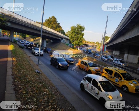 Очаквано! Зверски тапи в Пловдив, колони от коли по възлови кръстовища