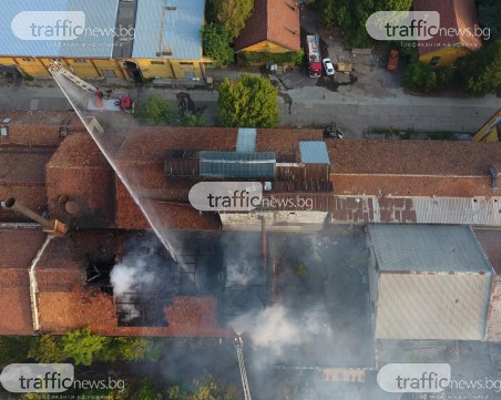 Овладяха пожара в Захарна фабрика, гасенето продължава