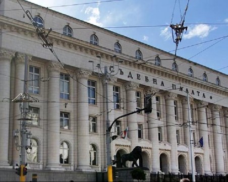 Пуснаха под гаранция футболиста, мятал павета по полицаи