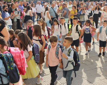 С много танци и песни откриха новата учебна година в училище в Смирненски