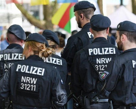 29 немски полицаи обвинени в споделяне на снимки на Хитлер