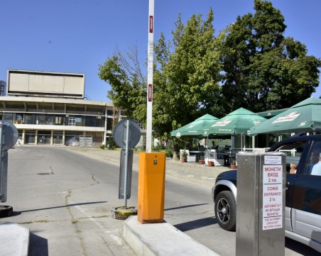 150 безплатни паркоместа край Гребната база, сложиха автоматични бариери за платената част