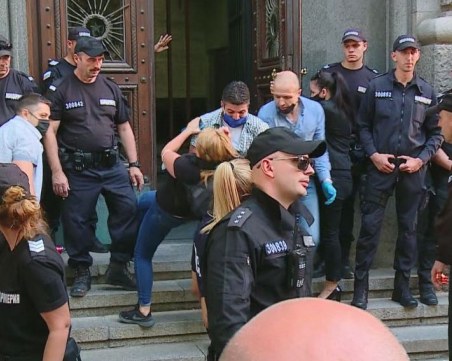 Изкараха майките и хората на Мая Манолова от сградата на парламента