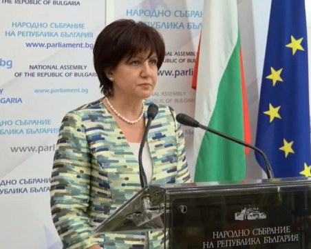 Майки се барикадираха в парламента! Караянчева: НСО да си свърши работата