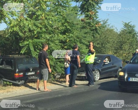 Меле край Пловдив! Мерцедес е с размазана предница, пасат - в канавката