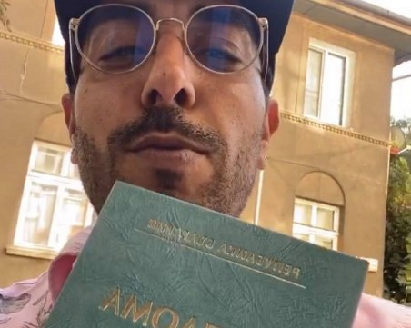 Най-сетне! 100 Кила държи в ръце диплома за средно образование