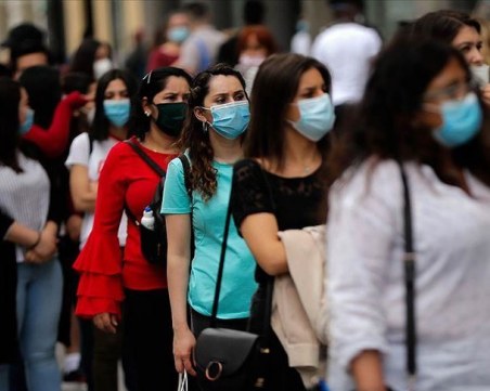 Още на втория учебен ден: Стотици ученици и учители под карантина в Испания