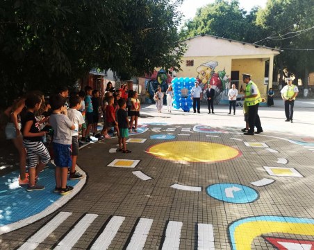 Пловдивската полиция с инициатива, униформени пускат 400 балона в небето