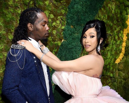 Скандалната Карди Би се развежда