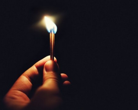 Жена е в тежко състояние в болница! Мъжът й я подпалил, докато спи