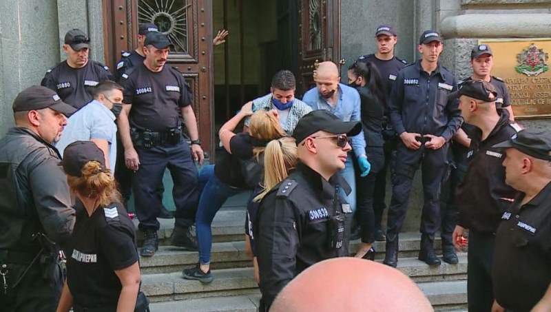 Изкараха майките и хората на Мая Манолова от сградата на парламента