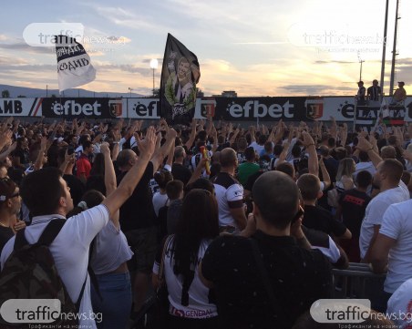 Фенове на Локо окупираха стената!