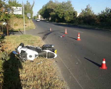 Голф блъсна моторист на Пазарджишко шосе и избяга