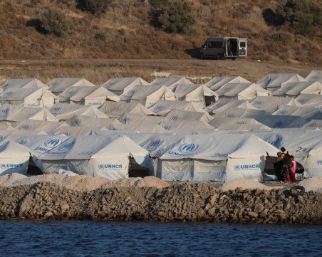 Гръцката полиция мести мигрантите във временен лагер след пожара в Лесбос