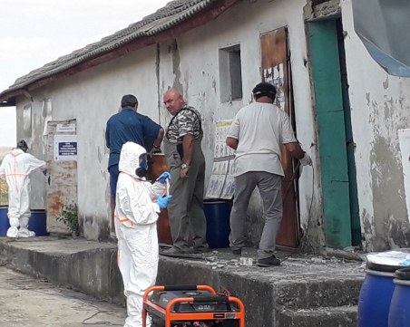 Инспектираха склад с около 32 тона стари пестициди край село Неофит Рилски
