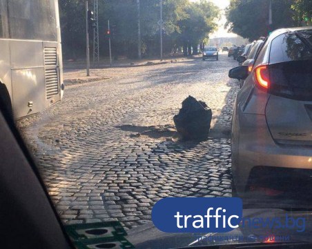 Огромен кратер зейна на възлова улица в Пловдив, 