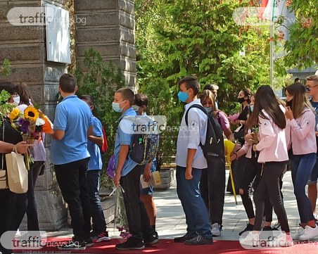Пловдивчани: Ограниченията в училищата свързани с COVID-19, са излишни