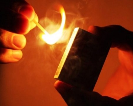 Почина жената, подпалена от съпруга си докато спи