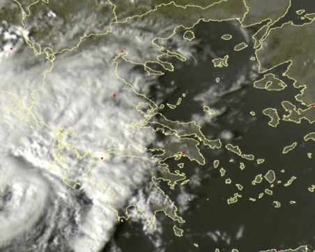 Циклон удря Гърция! Обявиха извънредно положение