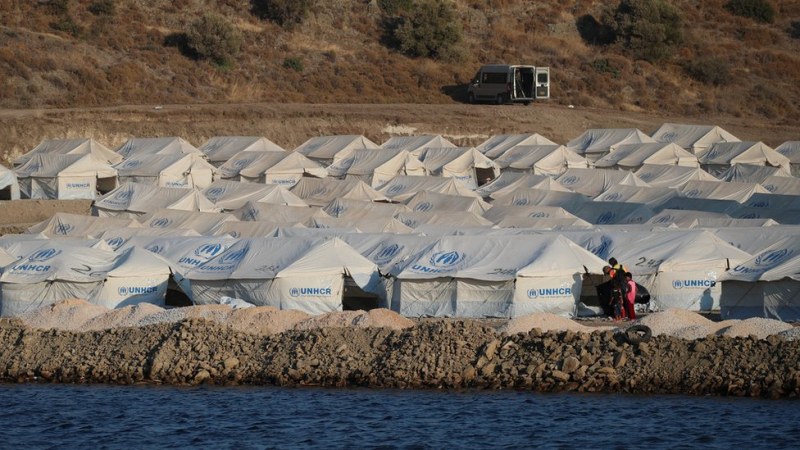 Гръцката полиция мести мигрантите във временен лагер след пожара в Лесбос
