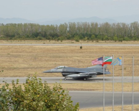 Американските екипажи на F-16 кацнаха на летище Граф Игнатиево