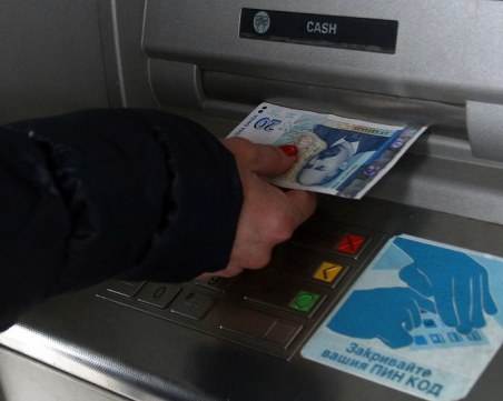 Край на скъпите такси по банкоматите? Държавата готви мерки