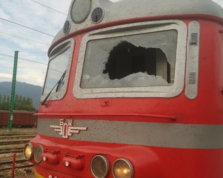 Машинист е ранен от вандали, хвърляли предмети в движение по влака