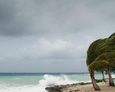 Угаранни ветрове и 10-метрови вълни връхлитат Гърция