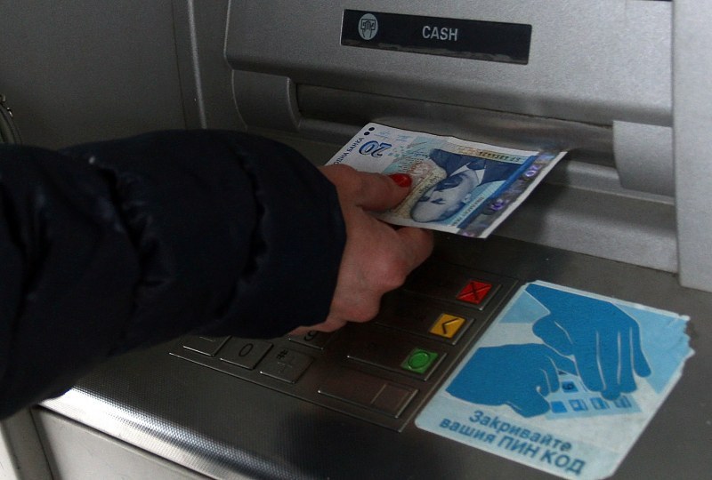 Край на скъпите такси по банкоматите? Държавата готви мерки