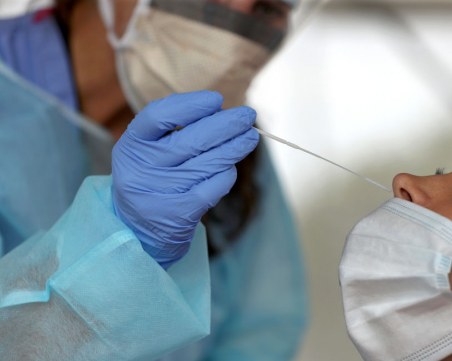 При COVID-19 в училищата: НЗОК плаща PCR тестовете