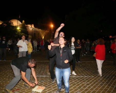 Сурови яйца полетяха към Парламента