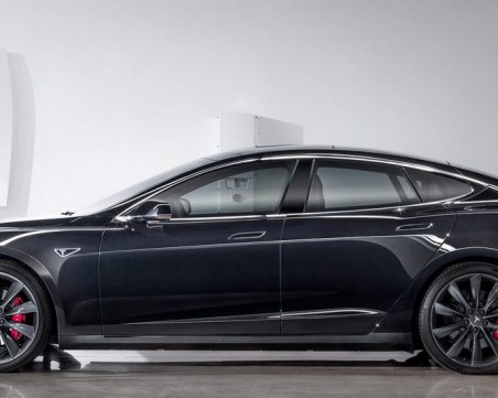 Tesla на автопилот бяга от полицията?