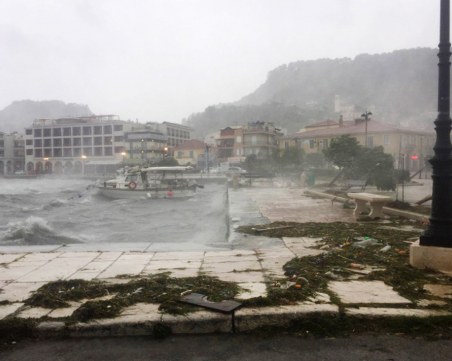 Циклонът в Гърция взе две жертви, причини щети и на имущество на българи