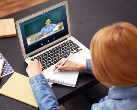 Заразен учител прати 4 паралелки в карантина в София