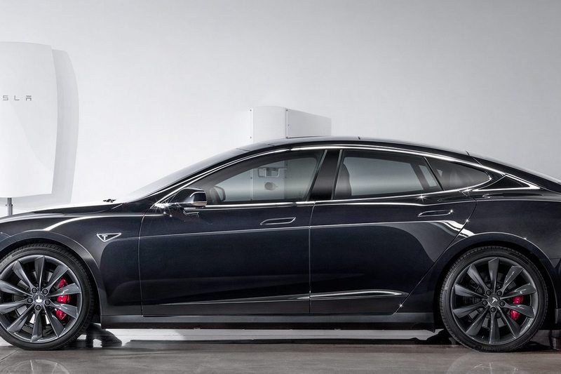 Tesla на автопилот бяга от полицията?
