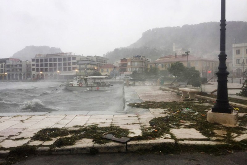 Циклонът в Гърция взе две жертви, причини щети и на имущество на българи
