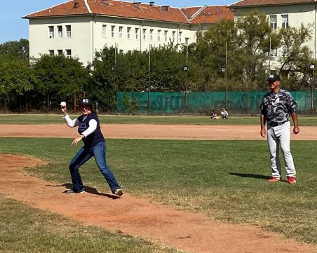Херо Мустафа демонстрира умения по бейзбол в София