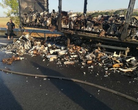 След инцидента с тир: Парчета от плочки са разпръснати по магистралата край Пловдив