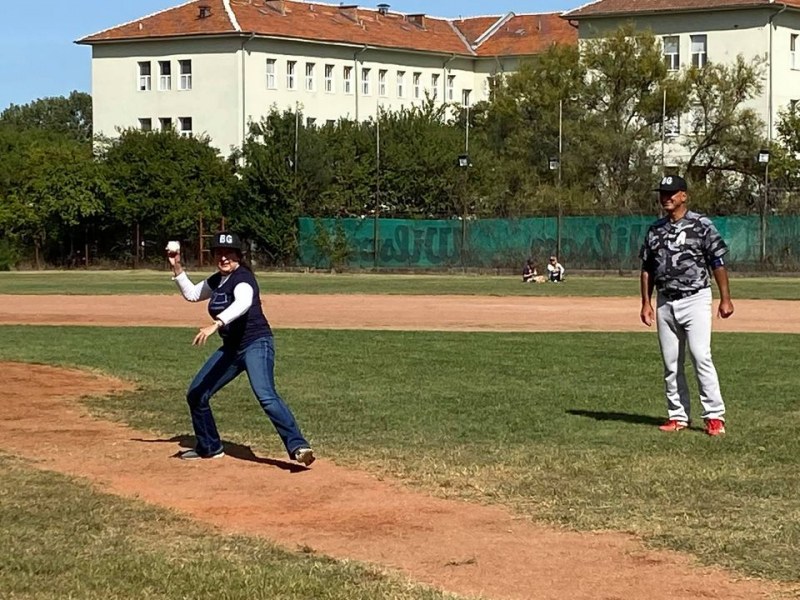 Херо Мустафа демонстрира умения по бейзбол в София