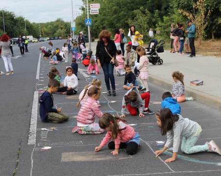 Булевард в Смирненски се превърна в зона за рисунки и игра