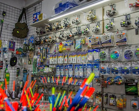 Известен магазин за рибарски пособия изгоря, НАП го хванаха с разлика в касата