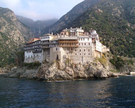 Осем случая на коронавирус в светогорският манастир 