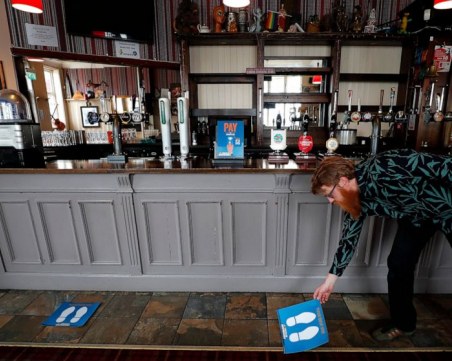 Пъбовете и ресторантите в Англия ще затварят в 22:00 часа, Борис Джонсън обявява нови мерки