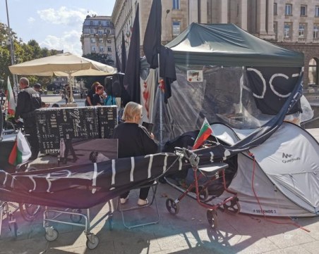 Претърсват палатките пред Партийния дом, иззеха физиологичен разтвор и водни боички