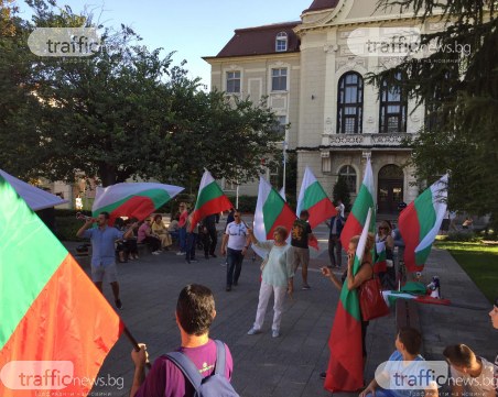 Протестиращи развяха знамена пред община Пловдив, тръгват на шествие по Главната