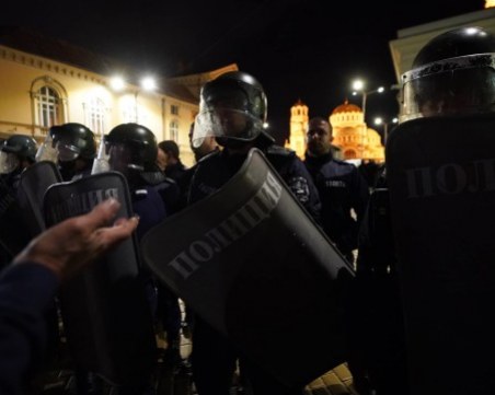 Протестиращите опитаха да пробият полицейската блокада в София