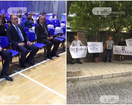 Румен Радев пристигна в Пловдив, посрещнаха го протестиращи