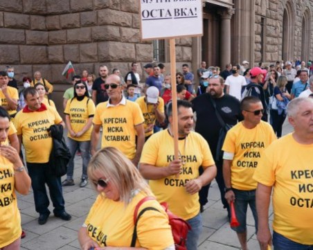 Засилено полицейско присъствие на протеста в София, скандират 