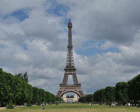 Евакуираха Айфеловата кула заради бомбена заплаха