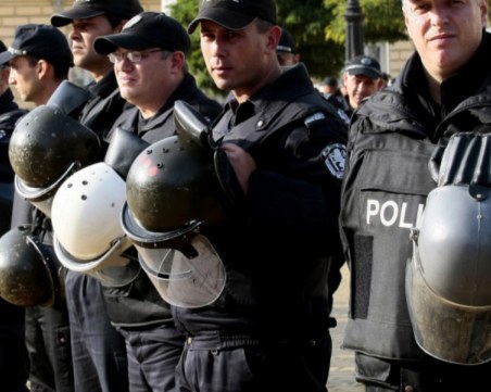 Извънредният труд на полицаите вече ще се плаща